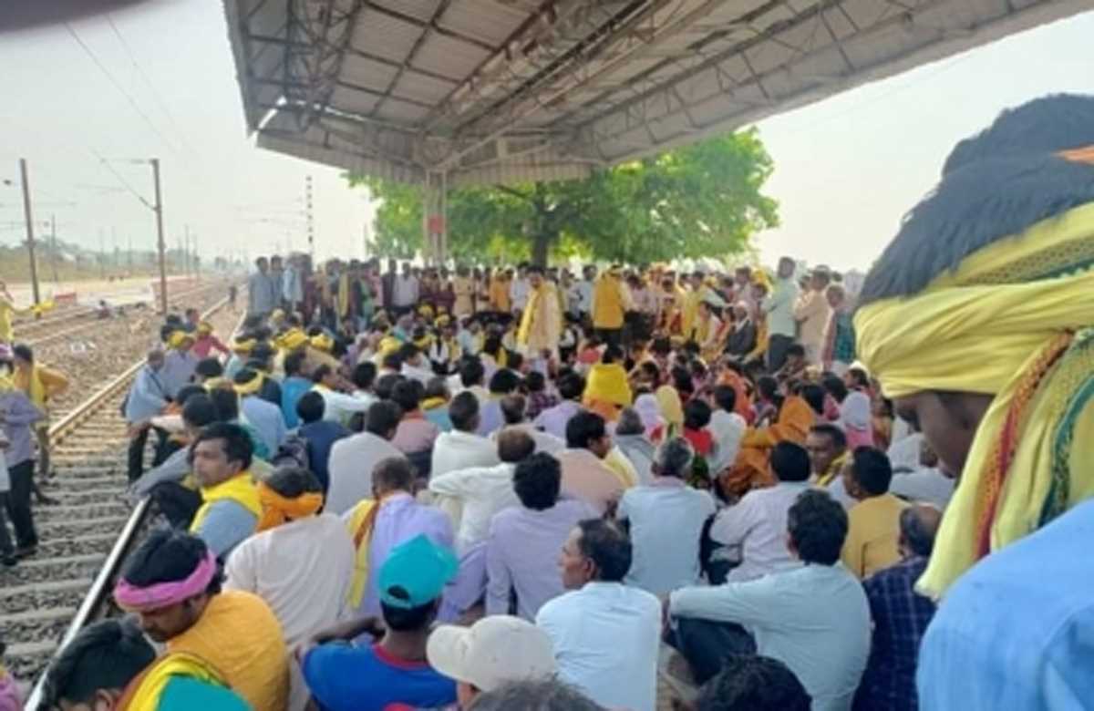 कुड़मी आंदोलन तीसरे दिन भी जारी, हावड़ा-मुंबईरूट पर 225 से ज्यादा ट्रेनें रद्द रहीं कुड़मी आंदोलन तीसरे दिन भी जारी, हावड़ा-मुंबईरूट पर 225 से ज्यादा ट्रेनें रद्द रहीं